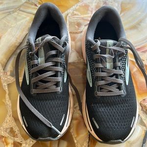 Brooks Woman’s ghost 14 running shoes size 7